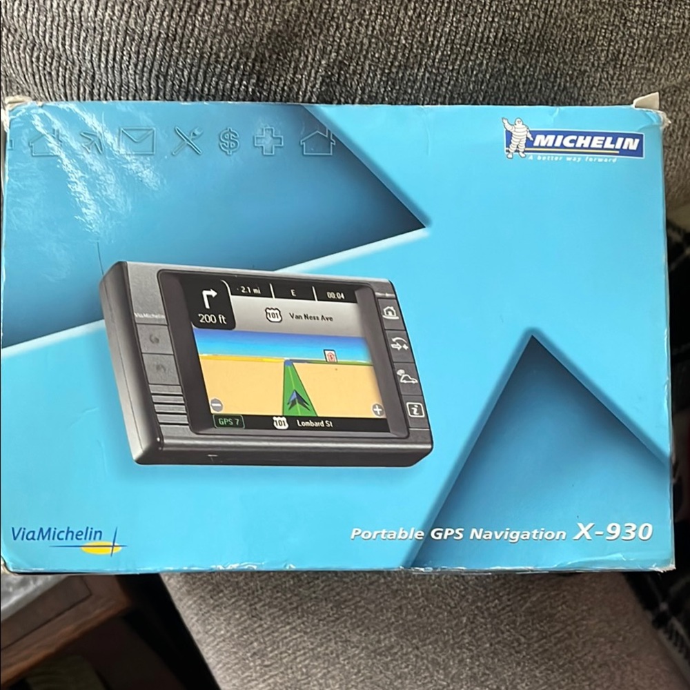 MICHELIN Black GPS Navigation System with Widescreen Display and Modern Design